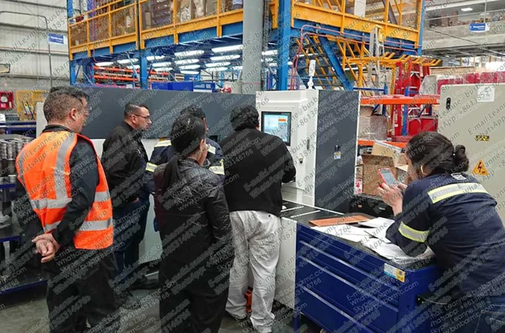 Mahasiswa mempelajari pengoperasian mesin CNC di workshop